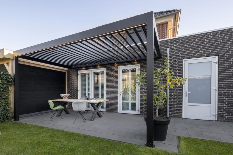 Lamellendach aus Aluminium über Terrassen-Lounge