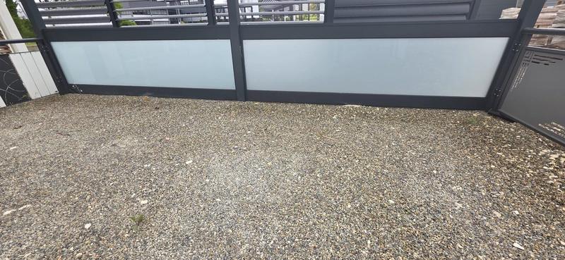 Glas-Schiebewände und Windschutz aus Aluminium