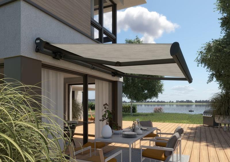 Kassettenmarkise als Sonnenschutz über Terrasse